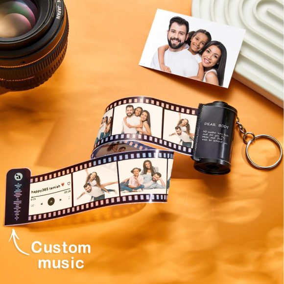 Descubra o Porta-Chaves Personalizado com Rolo de Filme e Código Musical. Adicione fotos e escolha uma música especial. O presente perfeito para surpreender!