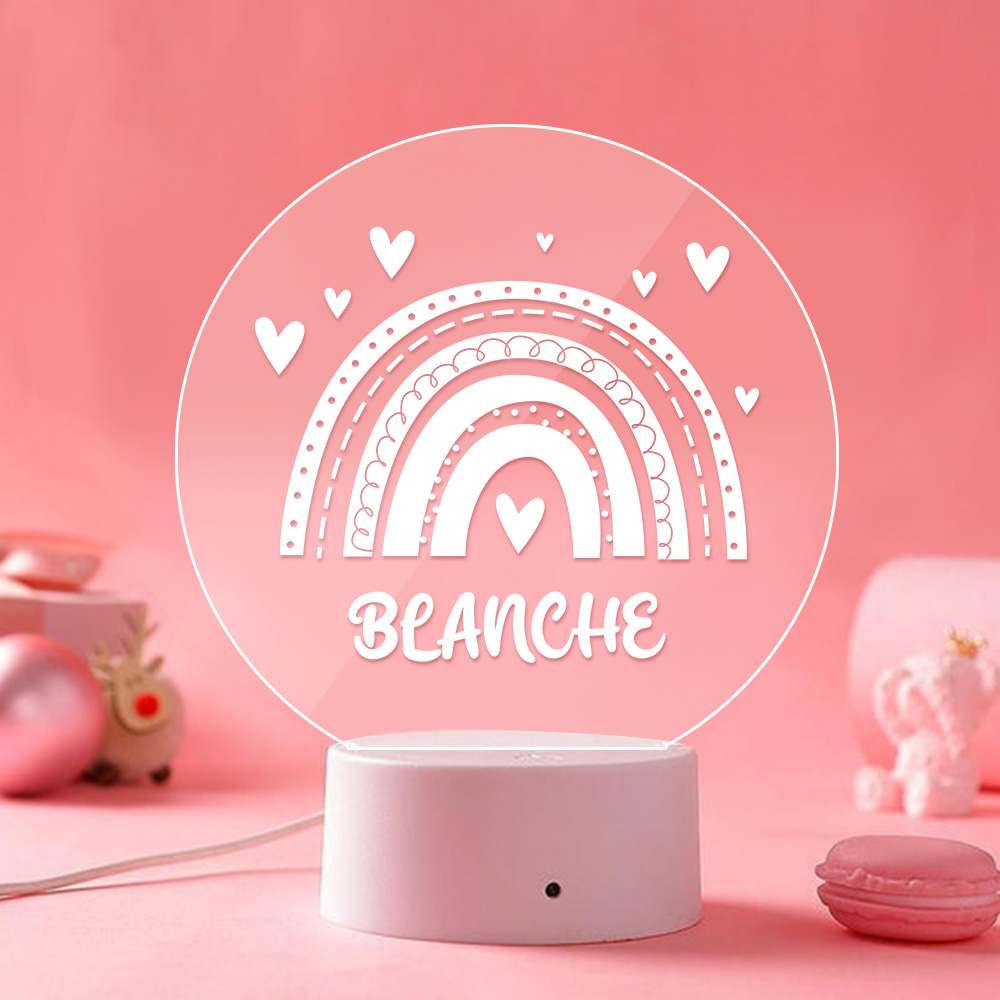 Ilumine o quarto do bebé com a Lâmpada LED Personalizada com Nome – Arco-Íris. Luz suave, design encantador e personalização única. Encomende já na Prendas Originais!