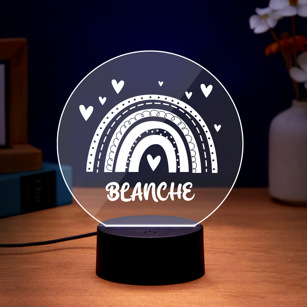 Ilumine o quarto do bebé com a Lâmpada LED Personalizada com Nome – Arco-Íris. Luz suave, design encantador e personalização única. Encomende já na Prendas Originais!