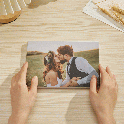 Ofereça um presente inovador com o Livro Personalizado com Vídeo e Fotos. Com 1GB de memória, tela A5 de alta definição e colunas integradas, crie uma recordação única e emocionante para aniversários de casamento e momentos especiais.