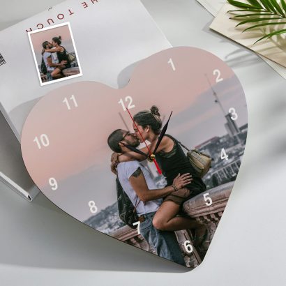 Personaliza este relógio de parede em forma de coração com a tua foto favorita. Perfeito para presentes românticos e decoração especial. Encomenda já na Prendas Originais!