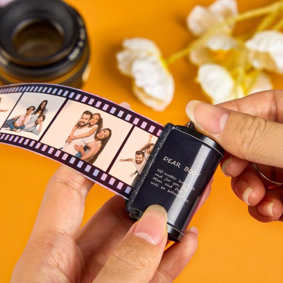 Descubra o Porta-Chaves Personalizado com Rolo de Filme e Código Musical. Adicione fotos e escolha uma música especial. O presente perfeito para surpreender!