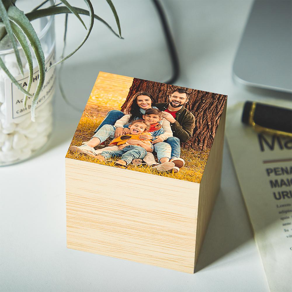 Personaliza este relógio digital em madeira com a tua foto favorita. Funcional e elegante, exibe hora, data, temperatura e possui despertador. Um presente único para qualquer ocasião. Encomenda já na Prendas Originais.