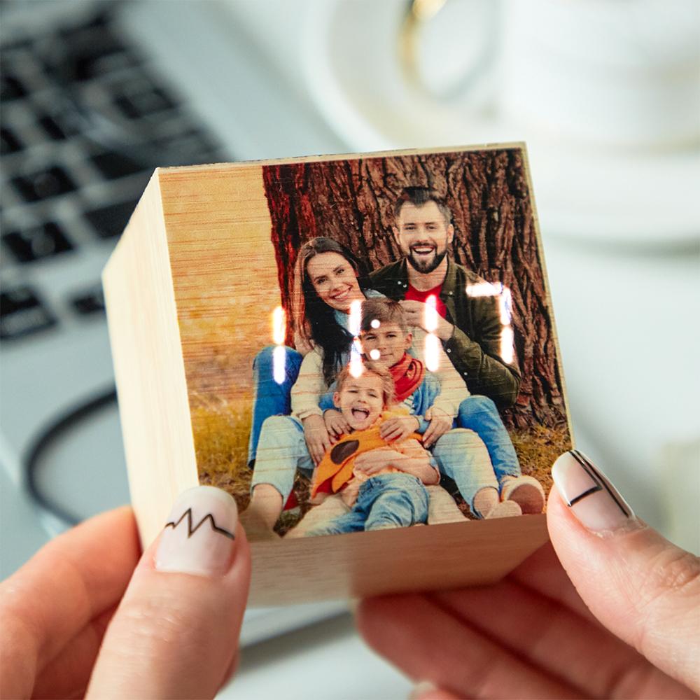 Personaliza este relógio digital em madeira com a tua foto favorita. Funcional e elegante, exibe hora, data, temperatura e possui despertador. Um presente único para qualquer ocasião. Encomenda já na Prendas Originais.