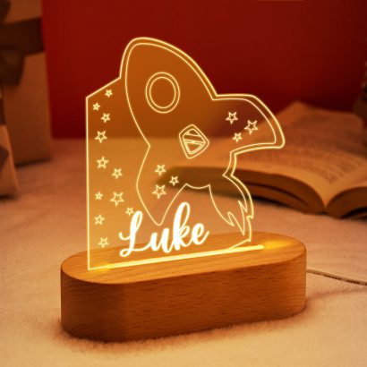Ilumine o quarto das crianças com a Lâmpada LED Personalizada com Nome - Foguetão. Um presente único e decorativo para os mais pequenos. Personalize já!