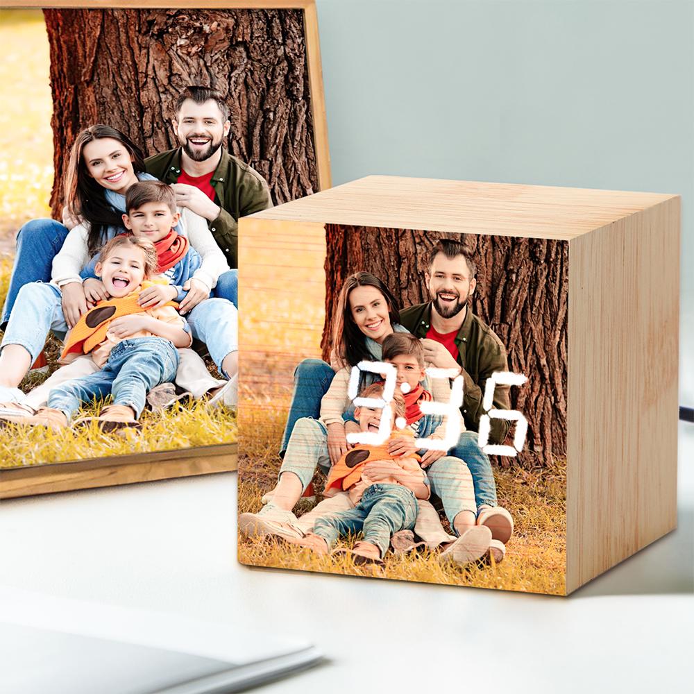 Personaliza este relógio digital em madeira com a tua foto favorita. Funcional e elegante, exibe hora, data, temperatura e possui despertador. Um presente único para qualquer ocasião. Encomenda já na Prendas Originais.