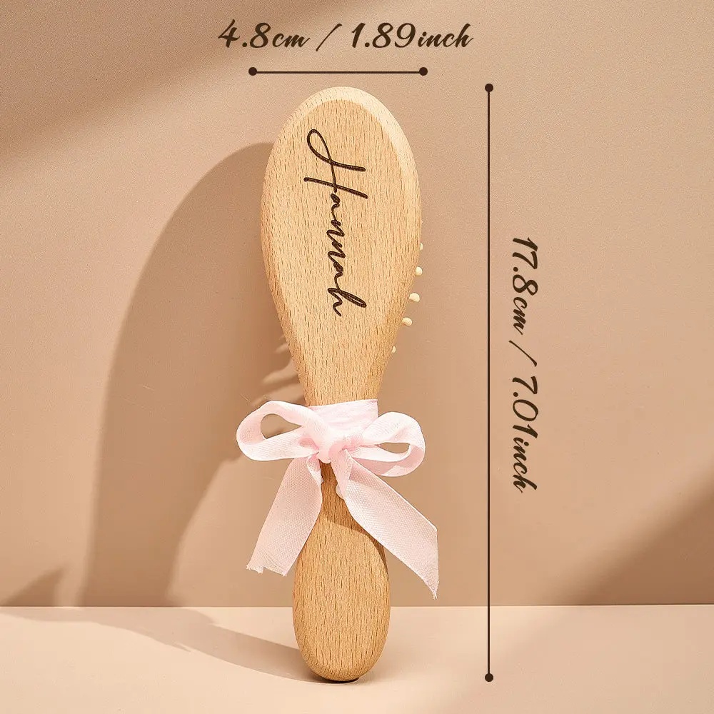 Conjunto de escova e pente de madeira personalizados para bebé, com nome gravado. Cerdas macias para um cuidado delicado. Presente ideal para recém-nascidos e baby showers. Peça já na Prendas Originais!