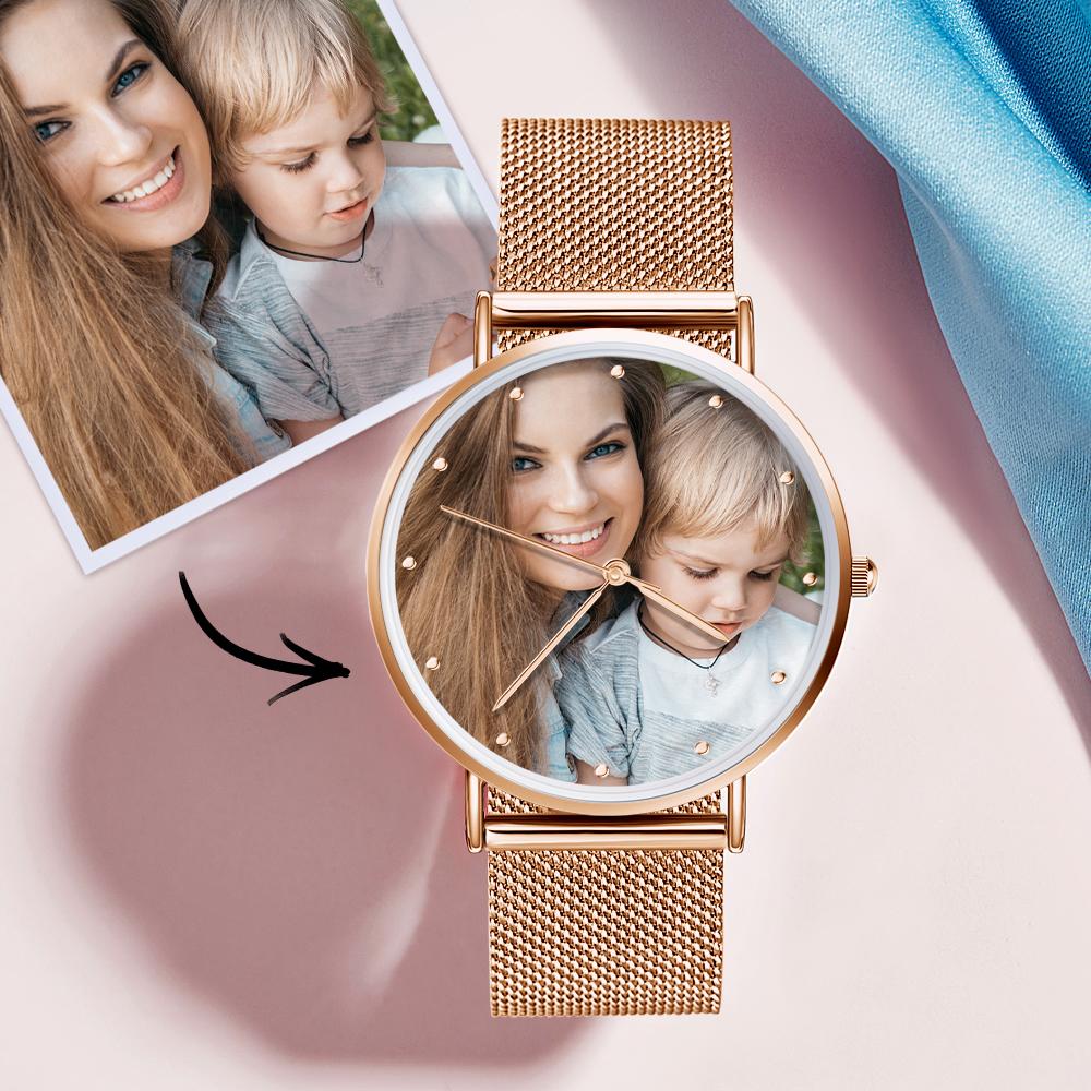 Personalize um relógio de pulso com a sua foto favorita e uma gravação especial. Design elegante e unissexo, disponível em 36mm e 40mm. O presente perfeito para qualquer ocasião!