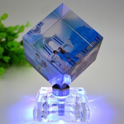 Surpreenda com um Cubo Giratório de Cristal Personalizado! Exiba até 3 fotos com um efeito 3D único. Disponível com base iluminada LED. Perfeito para presentes especiais!