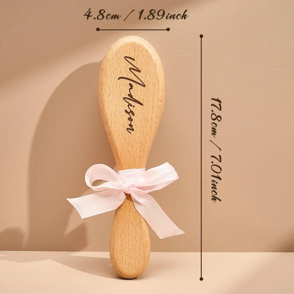 Conjunto de escova e pente de madeira personalizados para bebé, com nome gravado. Cerdas macias para um cuidado delicado. Presente ideal para recém-nascidos e baby showers. Peça já na Prendas Originais!