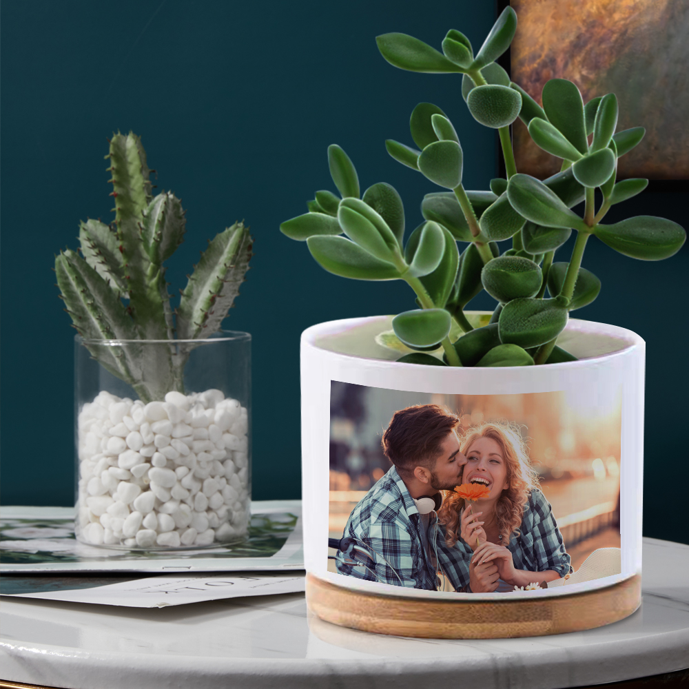 Personalize o seu Vaso de Cerâmica com Foto e ofereça um presente único e memorável. Perfeito para suculentas, com base de bambu e drenagem eficiente. Ideal para aniversários, Natal, Dia da Mãe e mais!