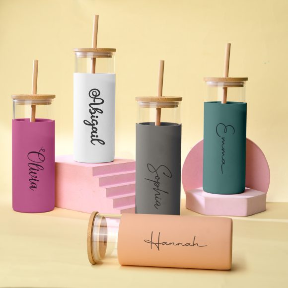 Descubra a Garrafa de Vidro Personalizada 500ml com tampa de madeira gravada e capa de silicone. Ideal para café, chá ou sumos, é a prenda perfeita para qualquer ocasião. Personalize já!