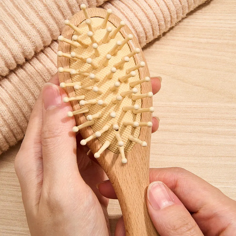 Conjunto de escova e pente de madeira personalizados para bebé, com nome gravado. Cerdas macias para um cuidado delicado. Presente ideal para recém-nascidos e baby showers. Peça já na Prendas Originais!