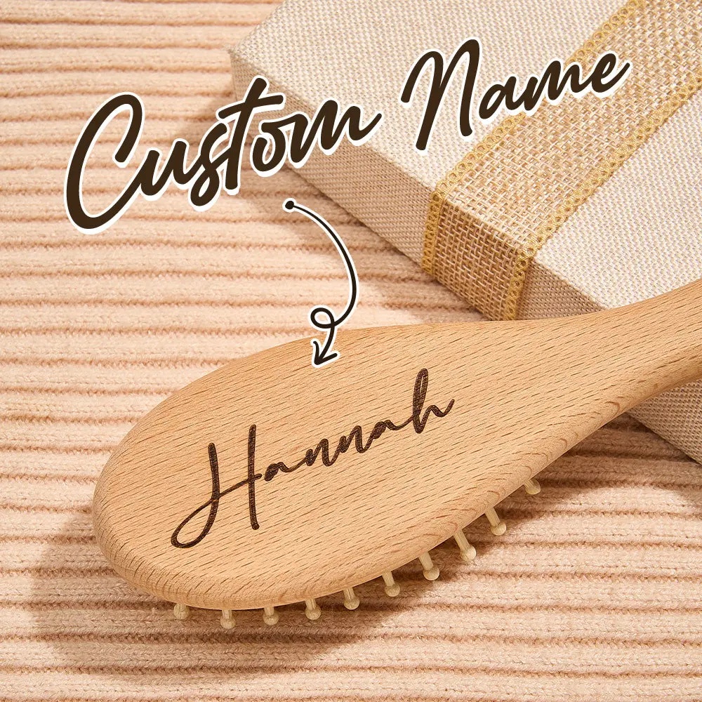 Conjunto de escova e pente de madeira personalizados para bebé, com nome gravado. Cerdas macias para um cuidado delicado. Presente ideal para recém-nascidos e baby showers. Peça já na Prendas Originais!