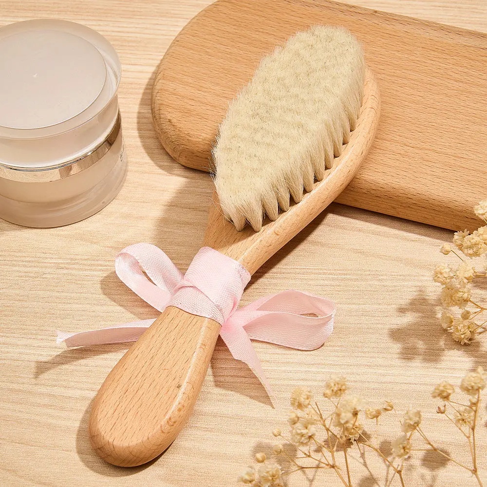 Conjunto de escova e pente de madeira personalizados para bebé, com nome gravado. Cerdas macias para um cuidado delicado. Presente ideal para recém-nascidos e baby showers. Peça já na Prendas Originais!