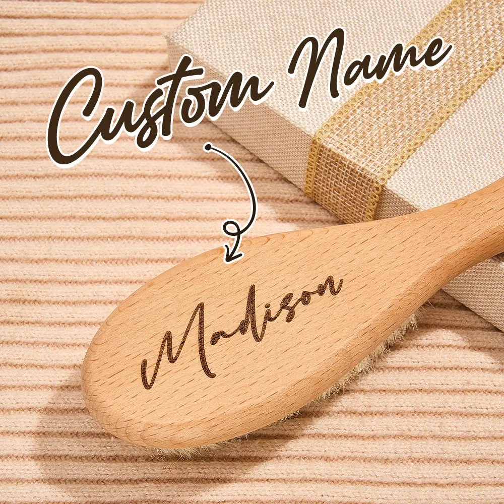 Conjunto de escova e pente de madeira personalizados para bebé, com nome gravado. Cerdas macias para um cuidado delicado. Presente ideal para recém-nascidos e baby showers. Peça já na Prendas Originais!
