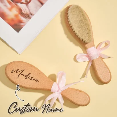 Conjunto de escova e pente de madeira personalizados para bebé, com nome gravado. Cerdas macias para um cuidado delicado. Presente ideal para recém-nascidos e baby showers. Peça já na Prendas Originais!