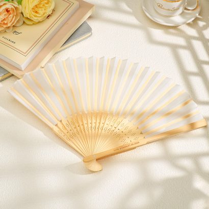 Descubra o Leque Personalizado de Madeira, a lembrança perfeita para casamentos e eventos. Feito em bambu e gravado a laser, combina elegância e funcionalidade. Personalize já!