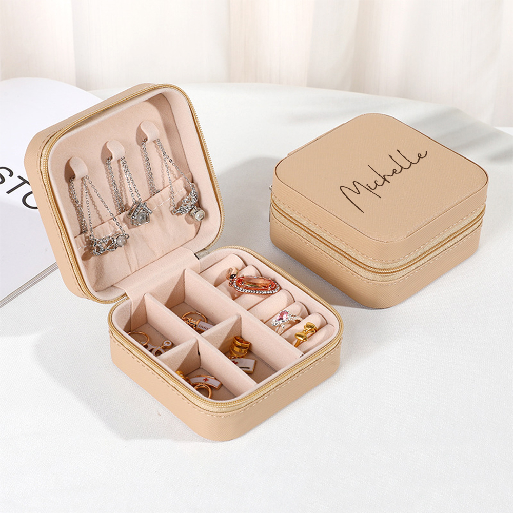 Surpreenda com a Caixa de Joias Personalizada com Nome, perfeita para organizar anéis, colares e pulseiras. Feita em couro de alta qualidade, é uma prenda original para casamentos, aniversários e ocasiões especiais. Personalize já!