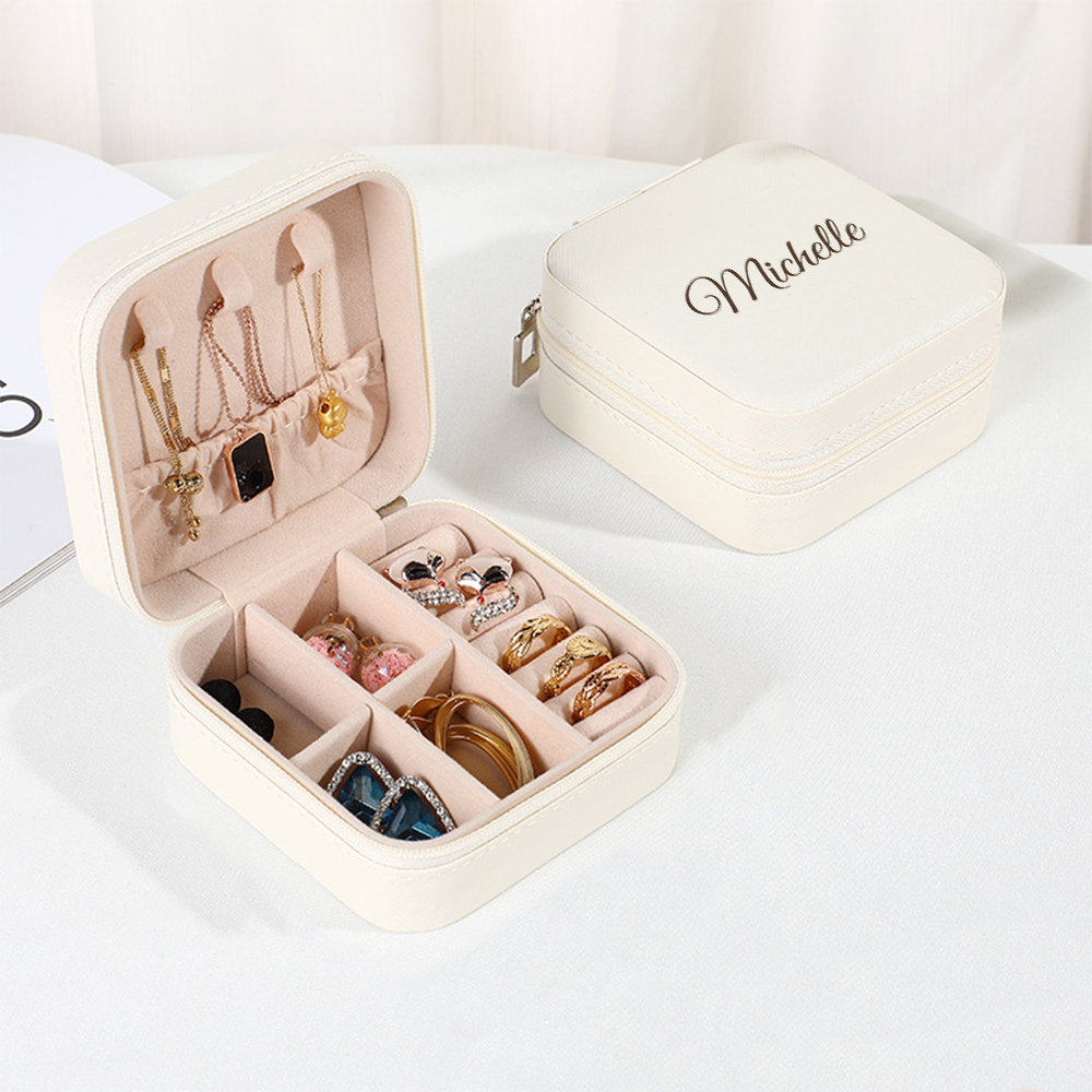 Surpreenda com a Caixa de Joias Personalizada com Nome, perfeita para organizar anéis, colares e pulseiras. Feita em couro de alta qualidade, é uma prenda original para casamentos, aniversários e ocasiões especiais. Personalize já!