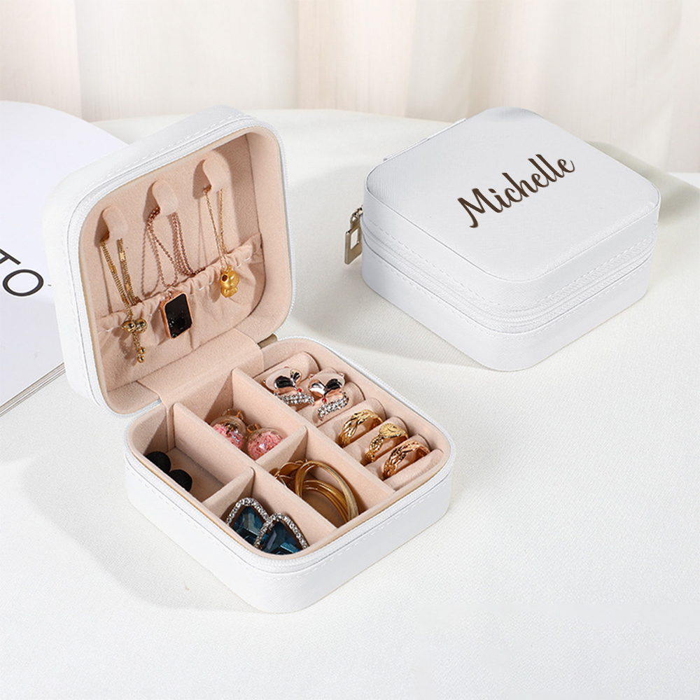Surpreenda com a Caixa de Joias Personalizada com Nome, perfeita para organizar anéis, colares e pulseiras. Feita em couro de alta qualidade, é uma prenda original para casamentos, aniversários e ocasiões especiais. Personalize já!