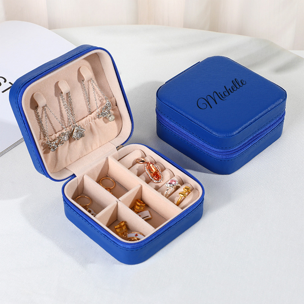 Surpreenda com a Caixa de Joias Personalizada com Nome, perfeita para organizar anéis, colares e pulseiras. Feita em couro de alta qualidade, é uma prenda original para casamentos, aniversários e ocasiões especiais. Personalize já!
