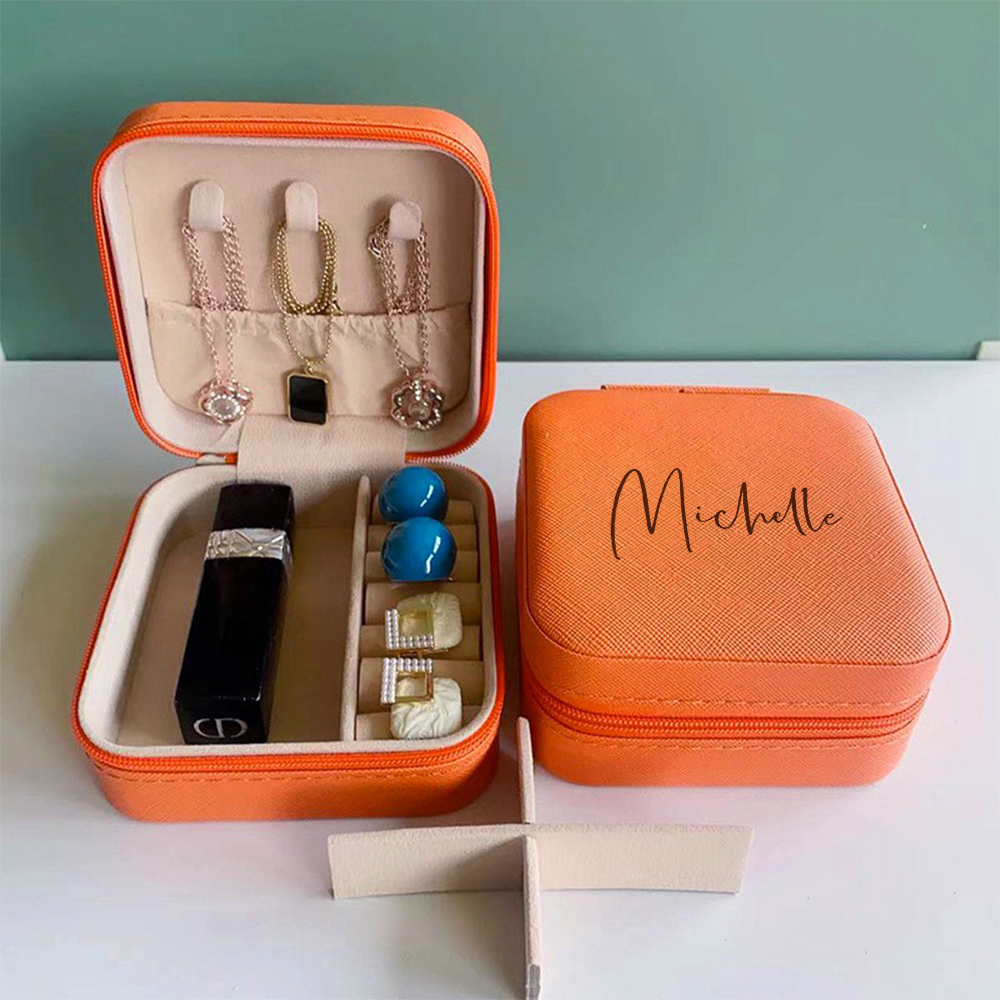 Surpreenda com a Caixa de Joias Personalizada com Nome, perfeita para organizar anéis, colares e pulseiras. Feita em couro de alta qualidade, é uma prenda original para casamentos, aniversários e ocasiões especiais. Personalize já!