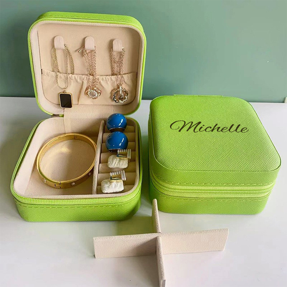 Surpreenda com a Caixa de Joias Personalizada com Nome, perfeita para organizar anéis, colares e pulseiras. Feita em couro de alta qualidade, é uma prenda original para casamentos, aniversários e ocasiões especiais. Personalize já!