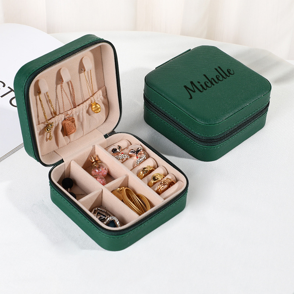 Surpreenda com a Caixa de Joias Personalizada com Nome, perfeita para organizar anéis, colares e pulseiras. Feita em couro de alta qualidade, é uma prenda original para casamentos, aniversários e ocasiões especiais. Personalize já!