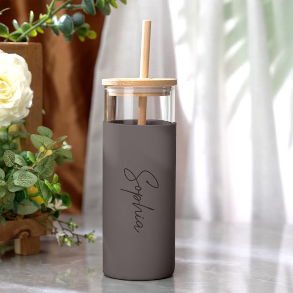 Descubra a Garrafa de Vidro Personalizada 500ml com tampa de madeira gravada e capa de silicone. Ideal para café, chá ou sumos, é a prenda perfeita para qualquer ocasião. Personalize já!