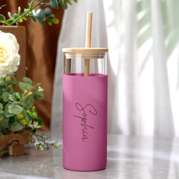 Descubra a Garrafa de Vidro Personalizada 500ml com tampa de madeira gravada e capa de silicone. Ideal para café, chá ou sumos, é a prenda perfeita para qualquer ocasião. Personalize já!