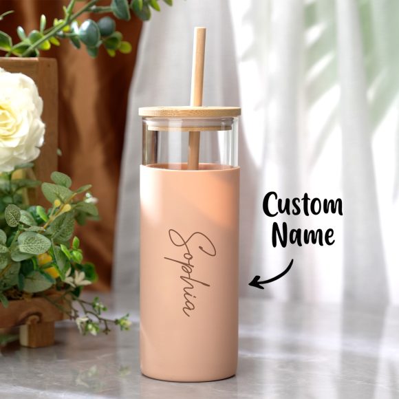 Descubra a Garrafa de Vidro Personalizada 500ml com tampa de madeira gravada e capa de silicone. Ideal para café, chá ou sumos, é a prenda perfeita para qualquer ocasião. Personalize já!