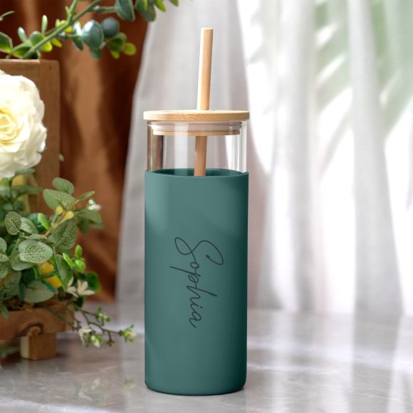 Descubra a Garrafa de Vidro Personalizada 500ml com tampa de madeira gravada e capa de silicone. Ideal para café, chá ou sumos, é a prenda perfeita para qualquer ocasião. Personalize já!