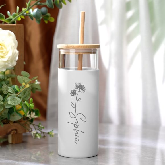 Descubra a Garrafa de Vidro Personalizada 500ml com tampa de madeira gravada e capa de silicone. Ideal para café, chá ou sumos, é a prenda perfeita para qualquer ocasião. Personalize já!