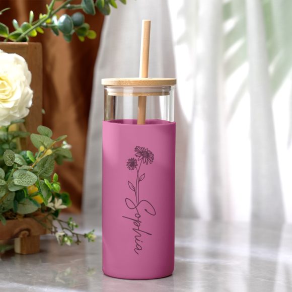 Descubra a Garrafa de Vidro Personalizada 500ml com tampa de madeira gravada e capa de silicone. Ideal para café, chá ou sumos, é a prenda perfeita para qualquer ocasião. Personalize já!