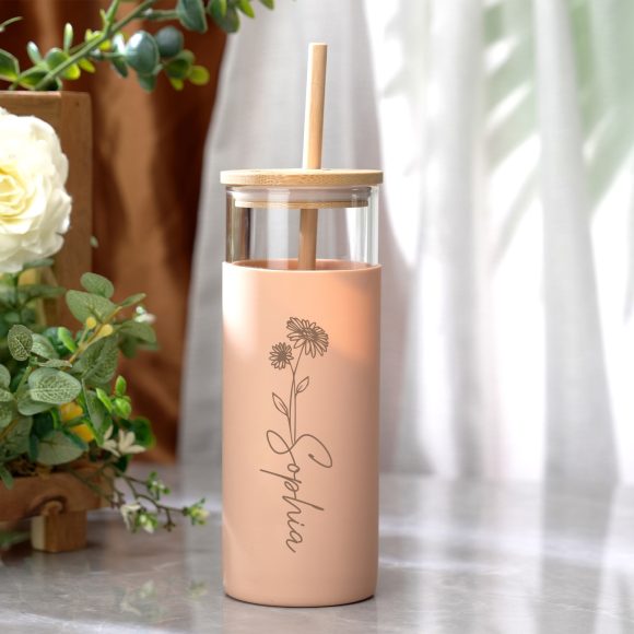 Descubra a Garrafa de Vidro Personalizada 500ml com tampa de madeira gravada e capa de silicone. Ideal para café, chá ou sumos, é a prenda perfeita para qualquer ocasião. Personalize já!