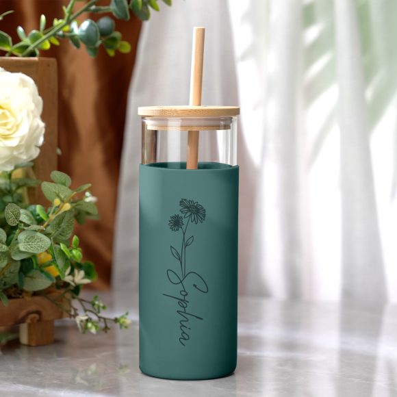 Descubra a Garrafa de Vidro Personalizada 500ml com tampa de madeira gravada e capa de silicone. Ideal para café, chá ou sumos, é a prenda perfeita para qualquer ocasião. Personalize já!