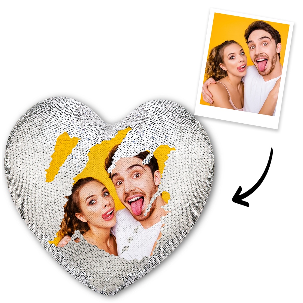 Descubra a Almofada Coração Personalizada com Lantejoulas Mágicas. Escolha entre 9 cores e revele a sua foto com um simples toque. O presente perfeito para qualquer ocasião!