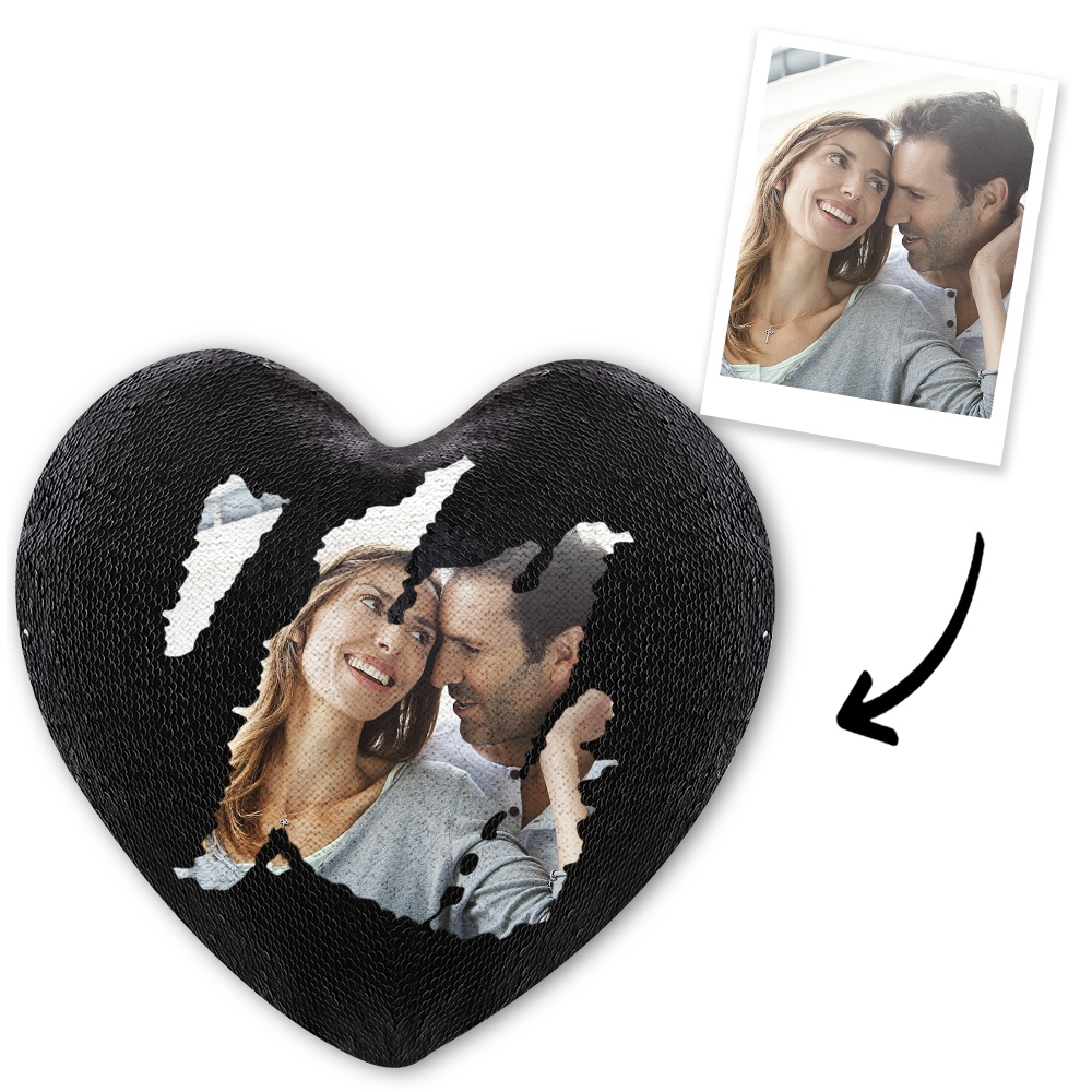 Descubra a Almofada Coração Personalizada com Lantejoulas Mágicas. Escolha entre 9 cores e revele a sua foto com um simples toque. O presente perfeito para qualquer ocasião!