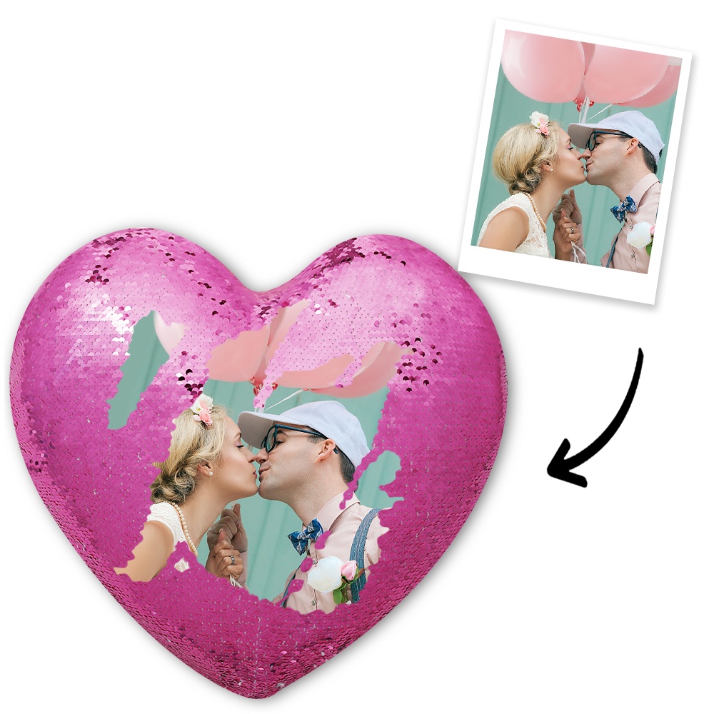 Descubra a Almofada Coração Personalizada com Lantejoulas Mágicas. Escolha entre 9 cores e revele a sua foto com um simples toque. O presente perfeito para qualquer ocasião!