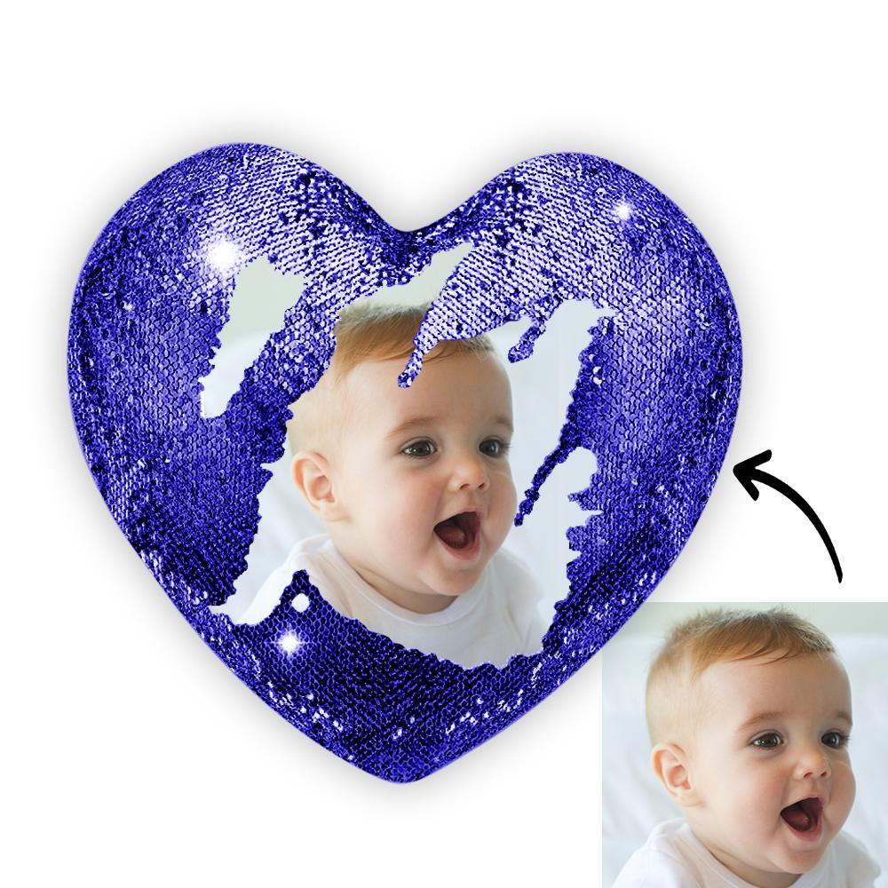 Descubra a Almofada Coração Personalizada com Lantejoulas Mágicas. Escolha entre 9 cores e revele a sua foto com um simples toque. O presente perfeito para qualquer ocasião!