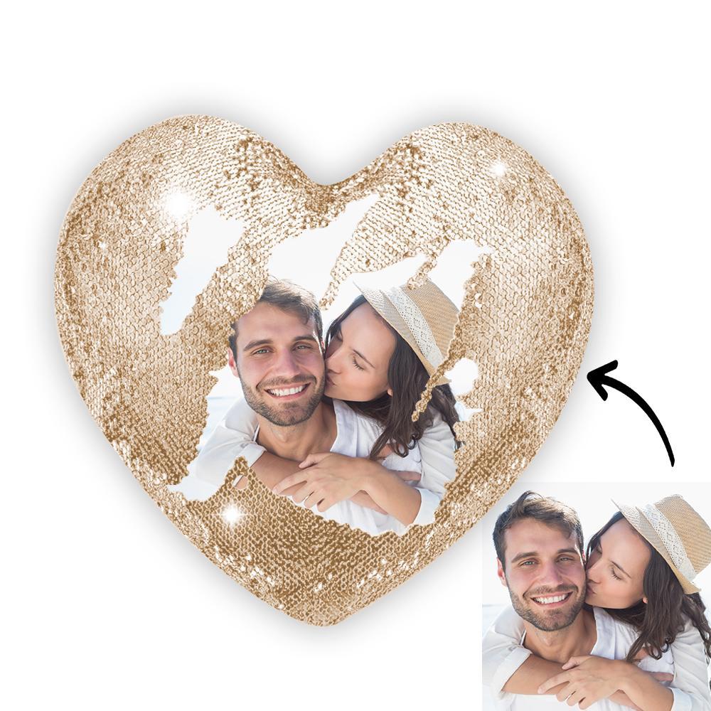 Descubra a Almofada Coração Personalizada com Lantejoulas Mágicas. Escolha entre 9 cores e revele a sua foto com um simples toque. O presente perfeito para qualquer ocasião!