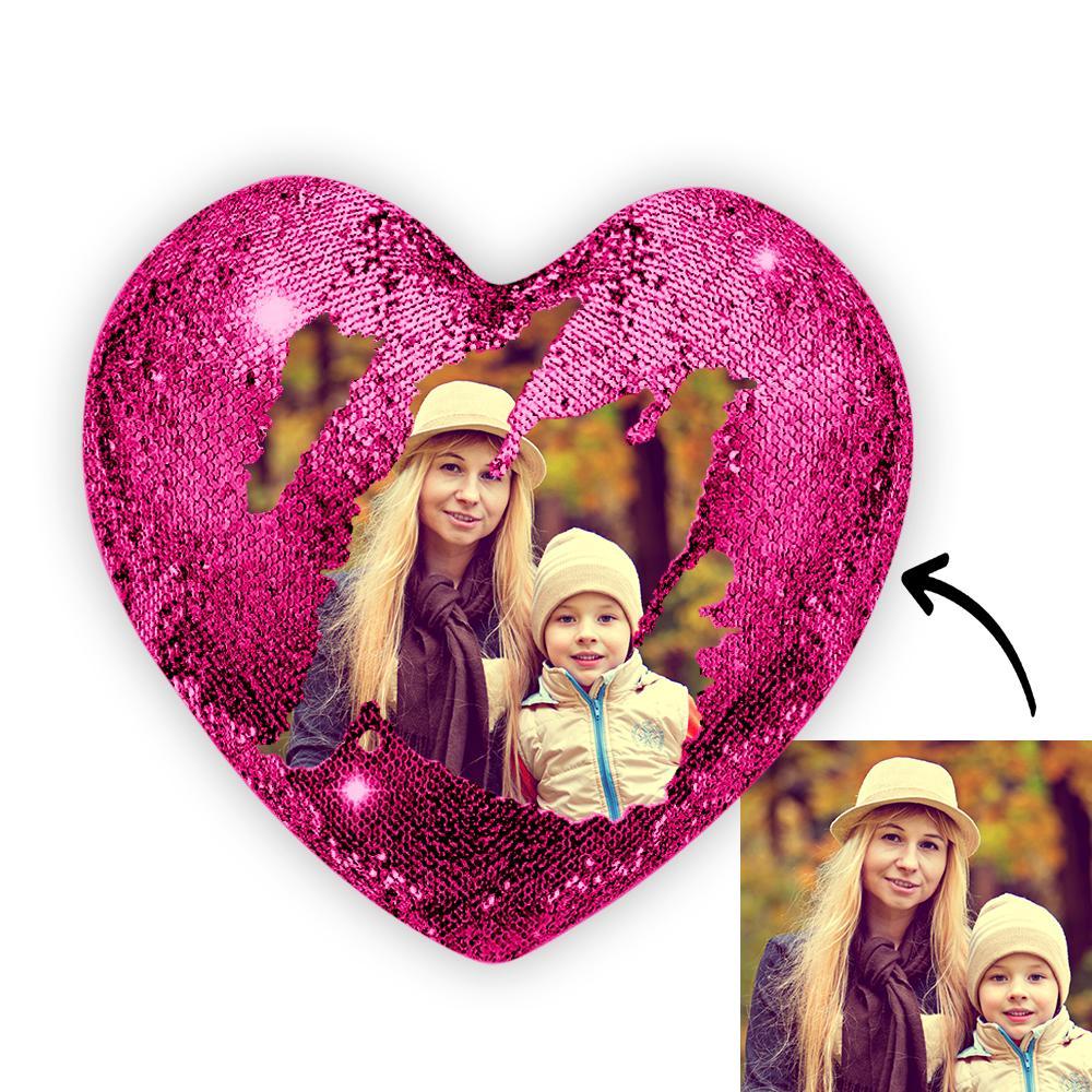 Descubra a Almofada Coração Personalizada com Lantejoulas Mágicas. Escolha entre 9 cores e revele a sua foto com um simples toque. O presente perfeito para qualquer ocasião!
