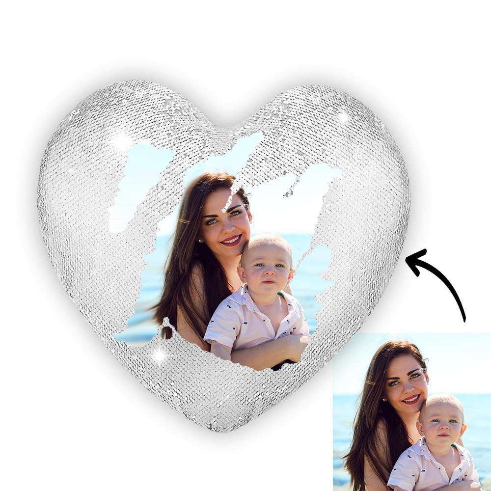Descubra a Almofada Coração Personalizada com Lantejoulas Mágicas. Escolha entre 9 cores e revele a sua foto com um simples toque. O presente perfeito para qualquer ocasião!