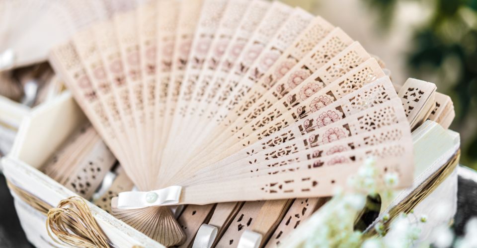 Descubra por que os leques personalizados são o brinde ideal para casamentos. Elegantes, úteis e memoráveis, garantem um toque especial ao seu grande dia!