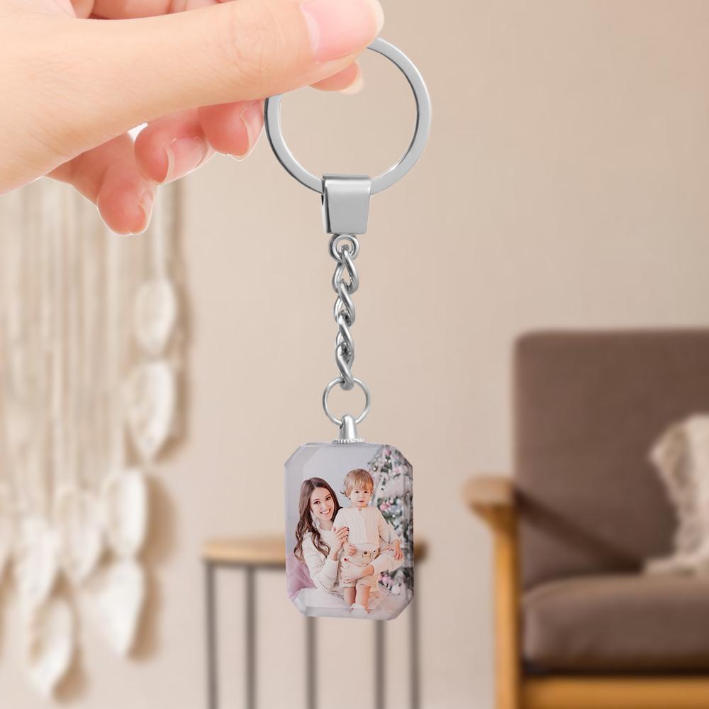 Preserve memórias especiais com um Porta-Chaves de Cristal Personalizado com Foto. Um presente elegante e único para aniversários, Dia da Mãe e ocasiões especiais. Personalize já na Prendas Originais!