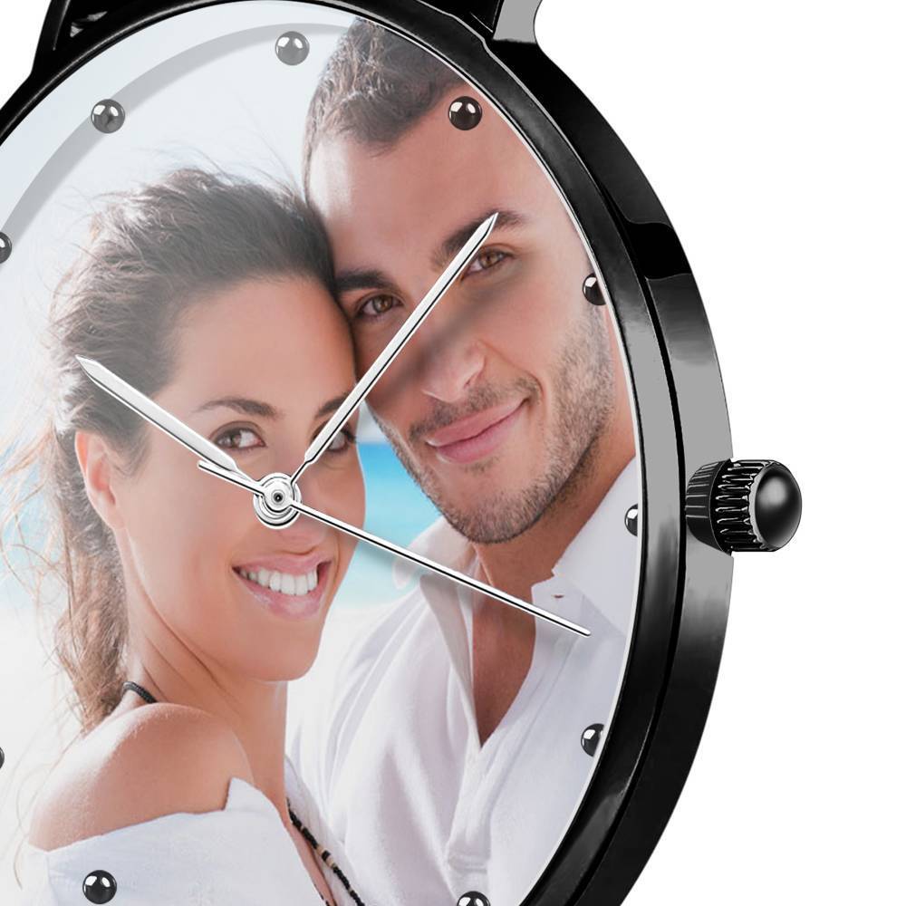 Personalize um relógio de pulso com a sua foto favorita e uma gravação especial. Design elegante e unissexo, disponível em 36mm e 40mm. O presente perfeito para qualquer ocasião!