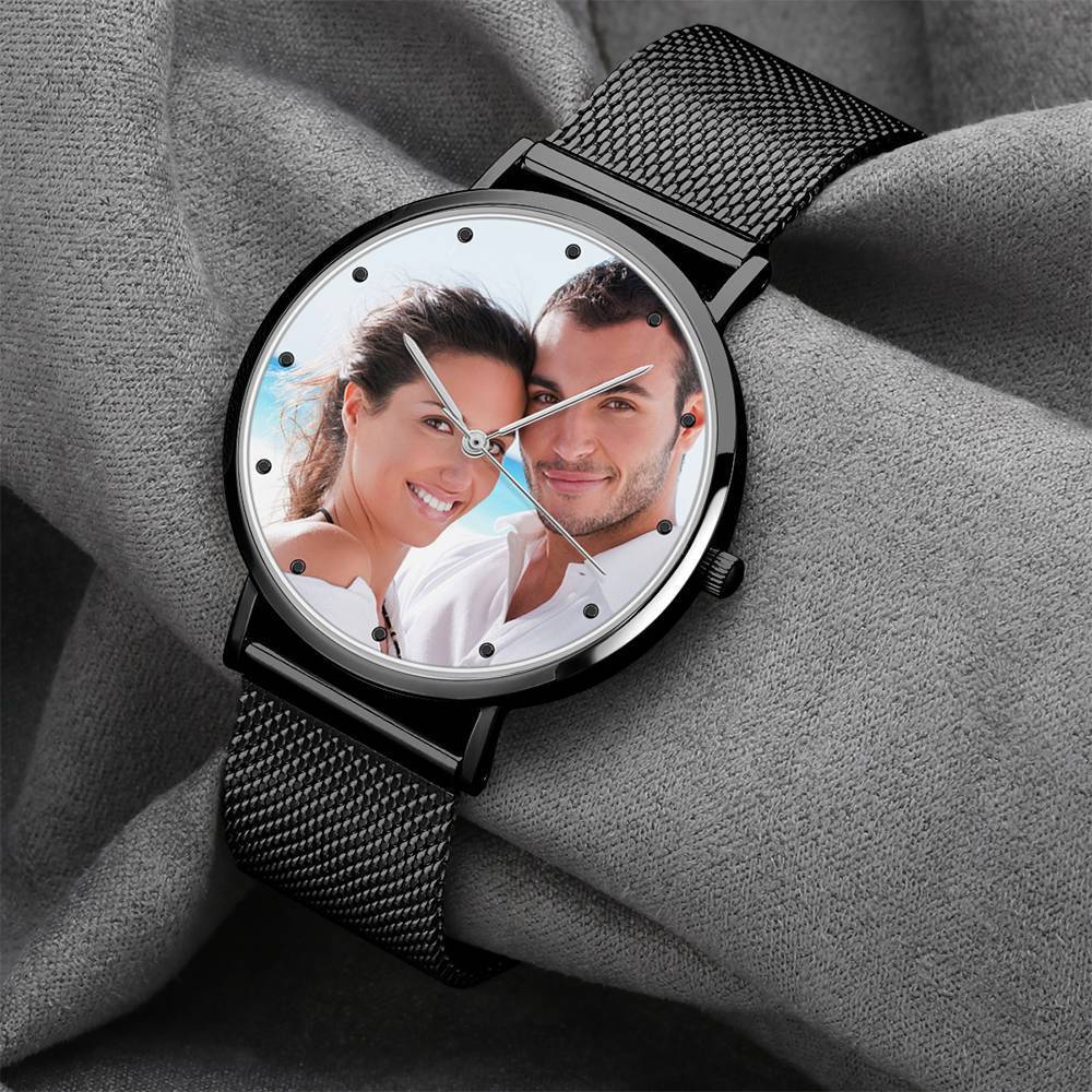 Personalize um relógio de pulso com a sua foto favorita e uma gravação especial. Design elegante e unissexo, disponível em 36mm e 40mm. O presente perfeito para qualquer ocasião!