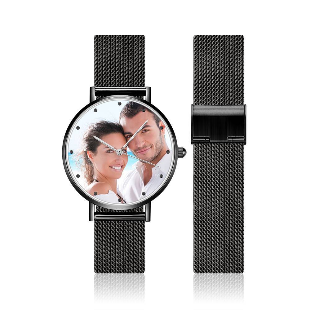 Personalize um relógio de pulso com a sua foto favorita e uma gravação especial. Design elegante e unissexo, disponível em 36mm e 40mm. O presente perfeito para qualquer ocasião!