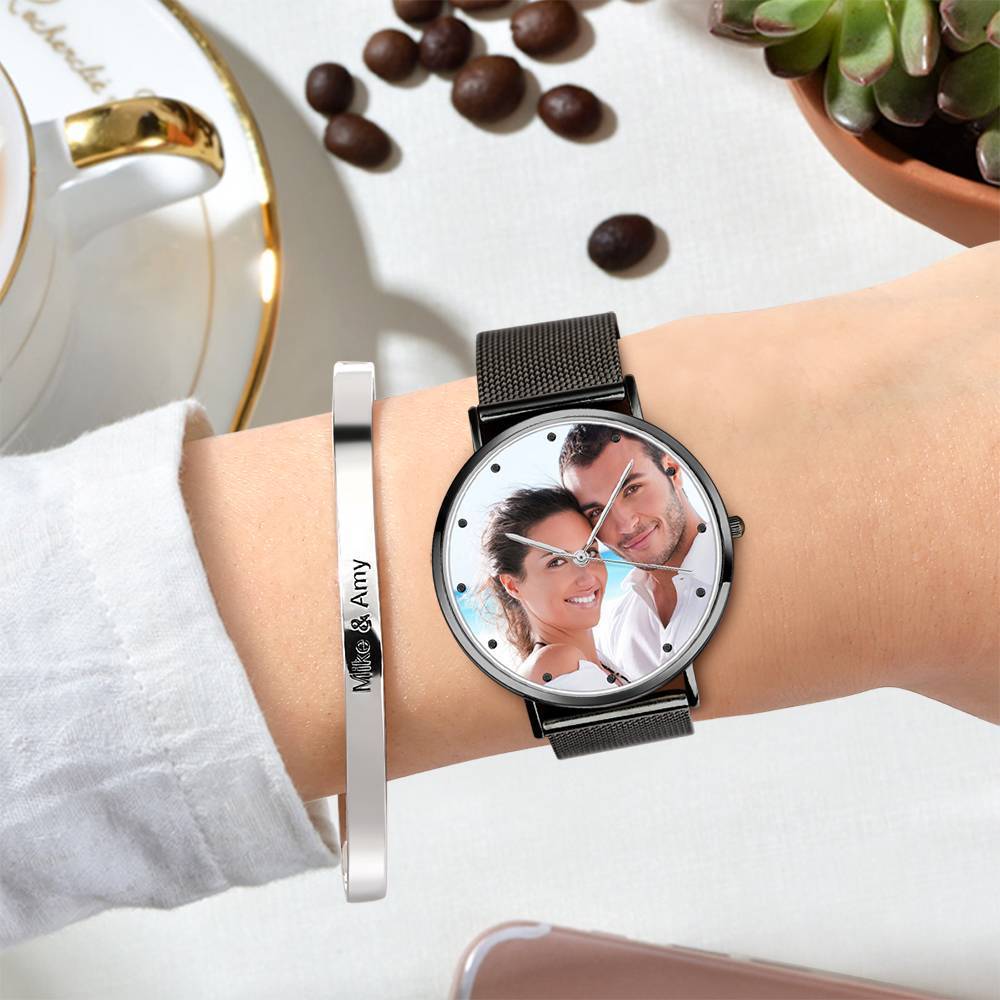 Personalize um relógio de pulso com a sua foto favorita e uma gravação especial. Design elegante e unissexo, disponível em 36mm e 40mm. O presente perfeito para qualquer ocasião!